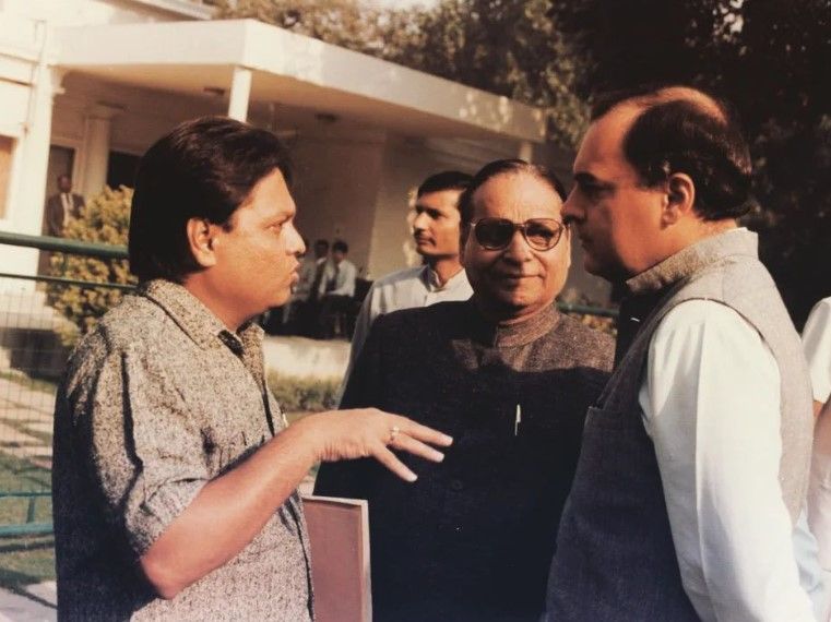 Vijay Darda with Rajiv Gandhi ( right) during his early journalistic days