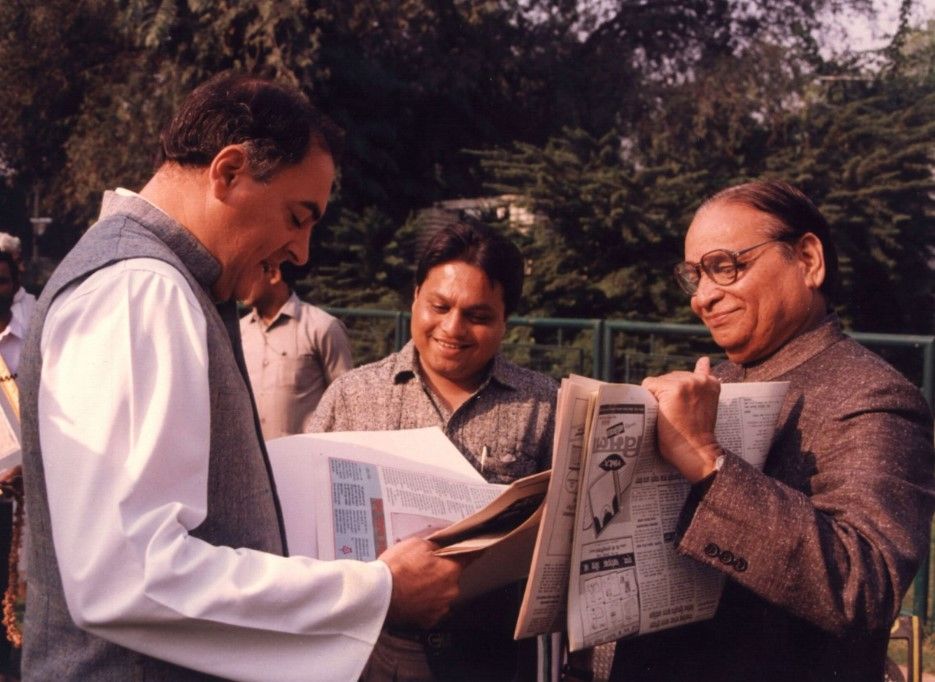Vijay Darda with his father, Jawharlal Darda (right) and Rajiv Gandhi (left)