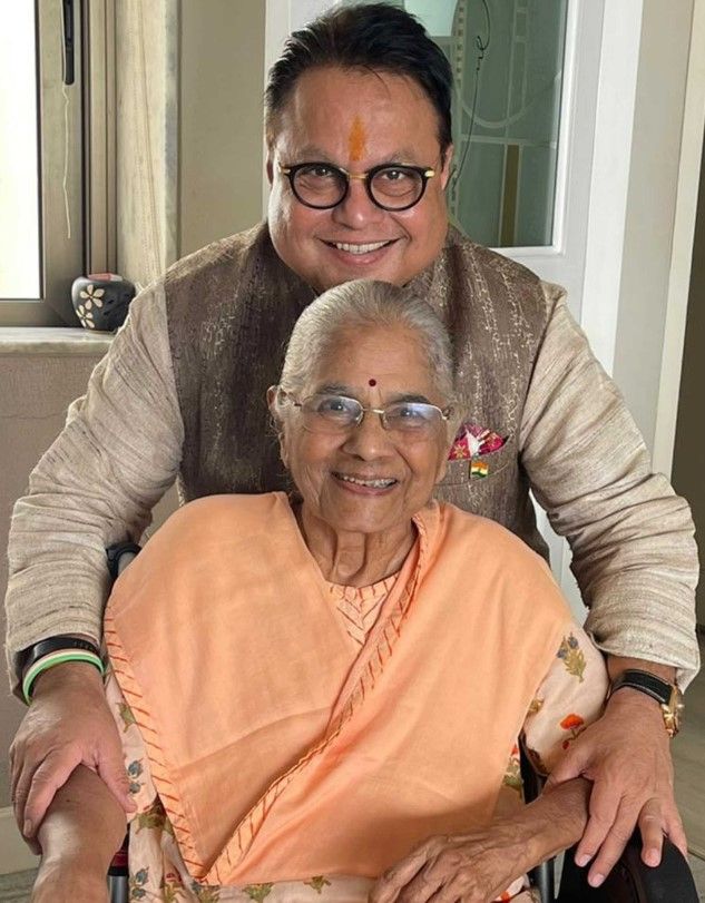 Vijay Darda with his mother, Veenadevi Darda