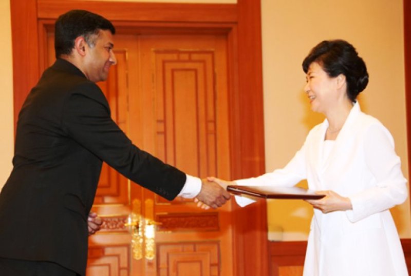 Vikram Doraiswami presenting credentials to President of South Korea Park Geun-hye
