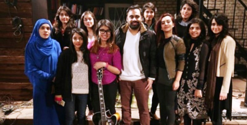 Zulfiqar Jabbar Khan with the all-girls band at the show Nescafé Basement
