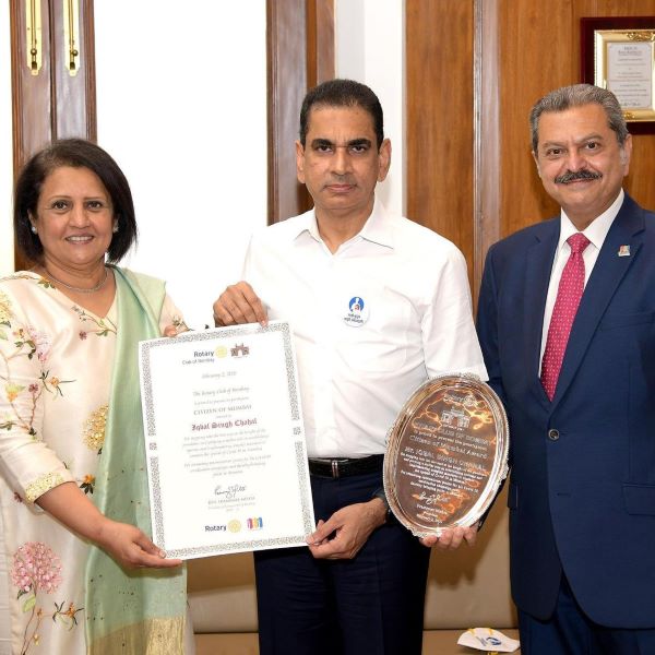 A photo of Iqbal Chahal taken while he was receiving the Citizen of Mumbai Award