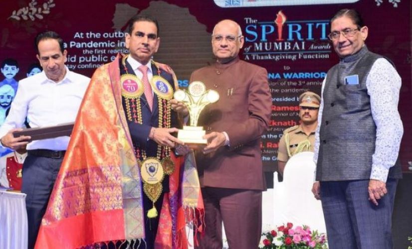 A photo of Iqbal Singh Chahal taken while he was receiving the Spirit of Mumbai Award