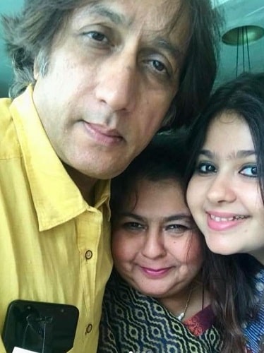 A picture of Devashree Sanghvi with her parents