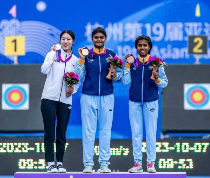 Aditi Swami (right), along with her team, at the 2023 Asian Games