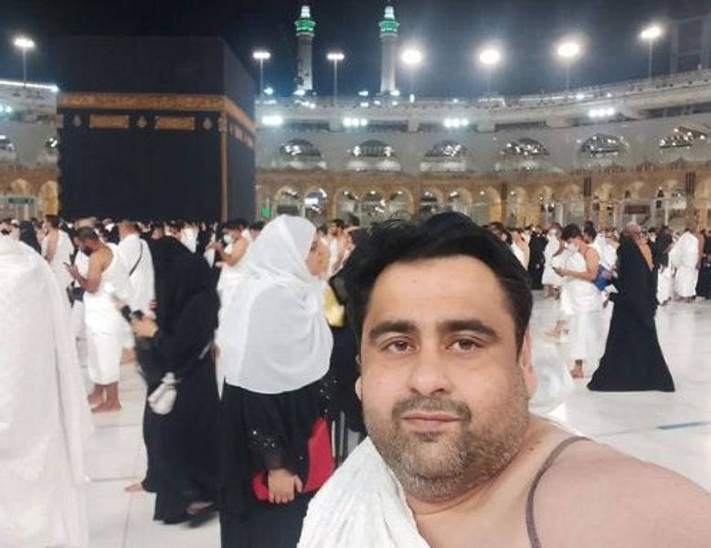 Ali Sikander during Hajj in Mecca