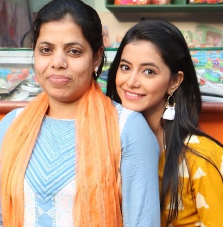 Alisha Praveen with her mother, Reena Parveen