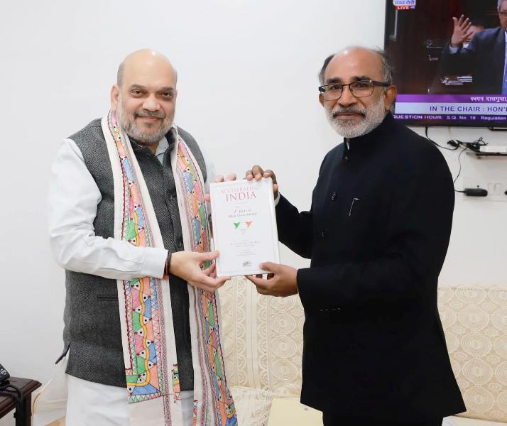 Alphonso Kannanthanam presenting his book to Amit Shah