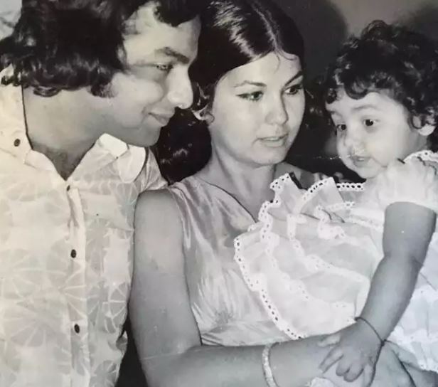 An old picture of Kiran Bhatt, Mahesh Bhatt, and Pooja Bhatt