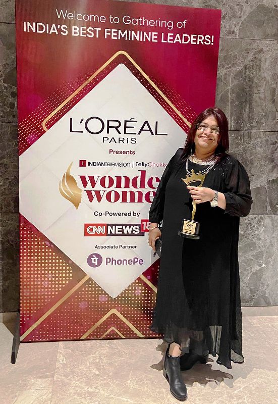 Anita Kotwani posing with her L'Oréal Paris Super Achiever - Wonder Woman Award (2023)