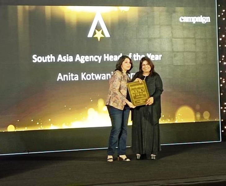 Anita Kotwani receiving the award for South Asia Agency Head of the Year at Campaign Asia 2022