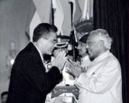 Aroon Purie being awarded Padma Bhushan Award by K. R. Narayanan in 2001