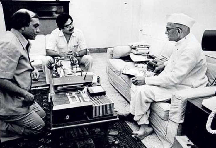 Aroon Purie interviewing Morarji Desai in New Delhi in August 1979