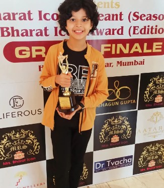 Bhagya Bhanushali posing with the Bharat Icon Award