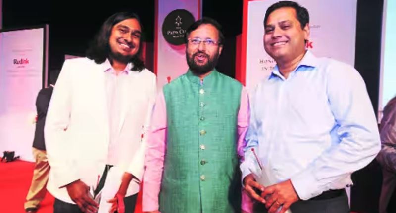 Bharat Sundaresan (left) and Zeeshan Shaikh with Prakash Javdekar at the Red Ink Awards in 2013