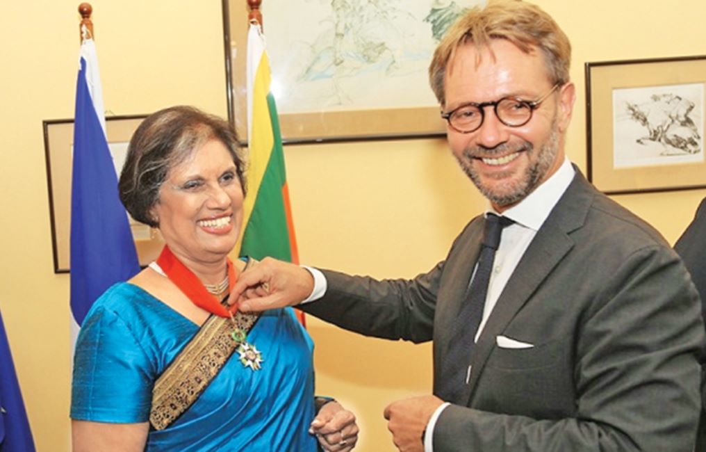Chandrika Kumaratunga being honoured with the highest rank of the National Order of France