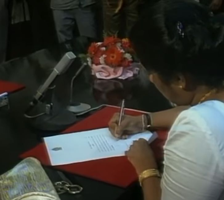 Chandrika Kumaratunga being sworn in as Prime Minister of Sri Lanka