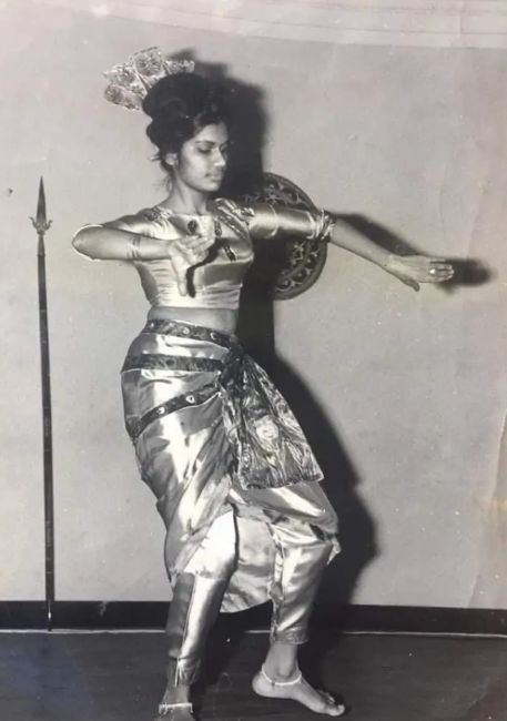 Chandrika Kumaratunga performing at a cultural event organized by the Sri Lanka Students’ Union in France in 1969