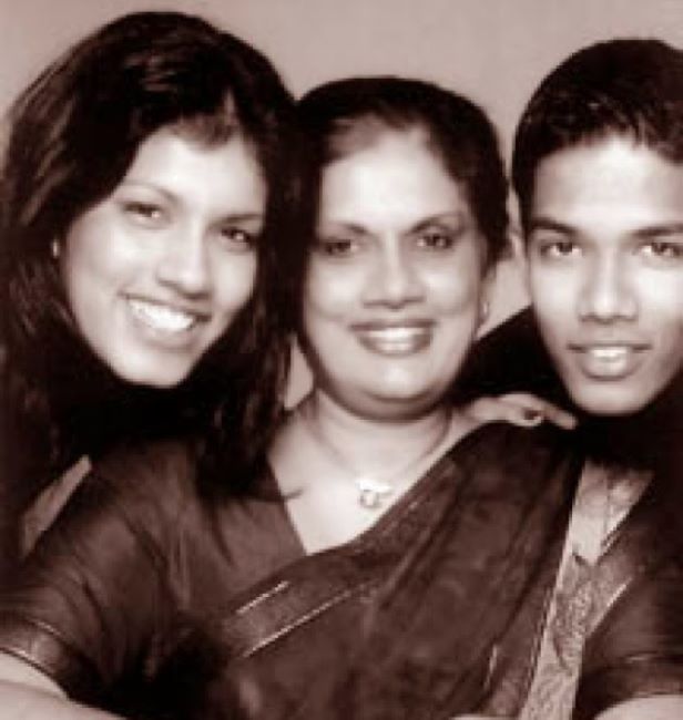 Chandrika Kumaratunga with her children Yasodhara and Vimukthi