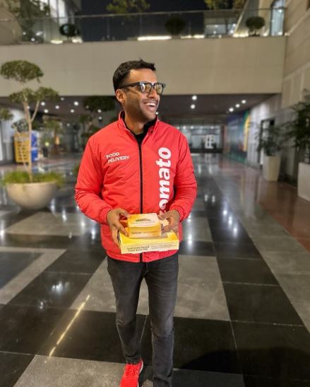 Deepinder Goyal as a Zomato food delivering agent