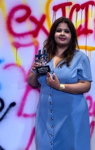 Devashree Sanghvi with her award