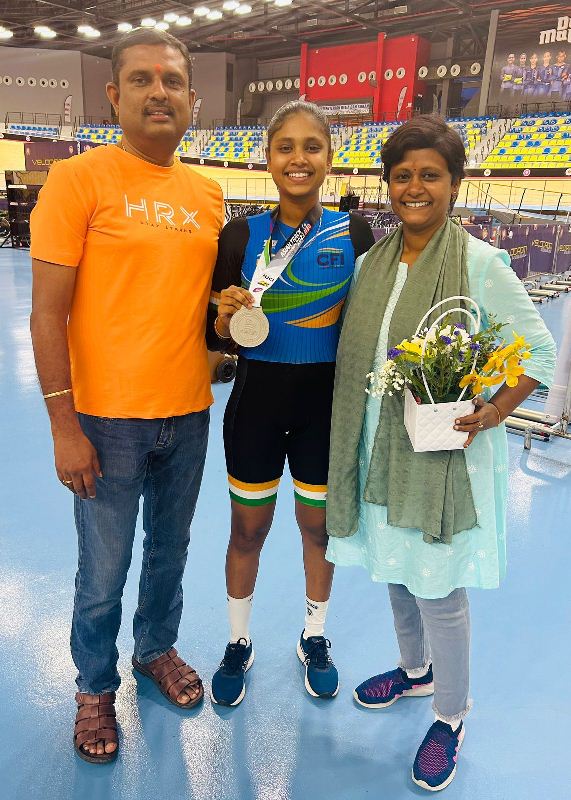 Dhanyadha JP with her parents