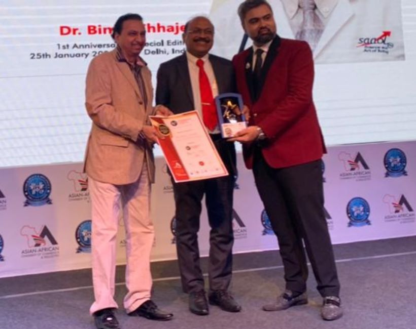 Dr Chhajer receiving the Most Admired Global Indian Award 2019 from Passion Vista