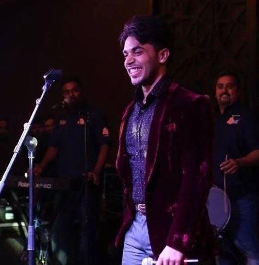 Gitaj Bindrakhia singing live during a concert in UK