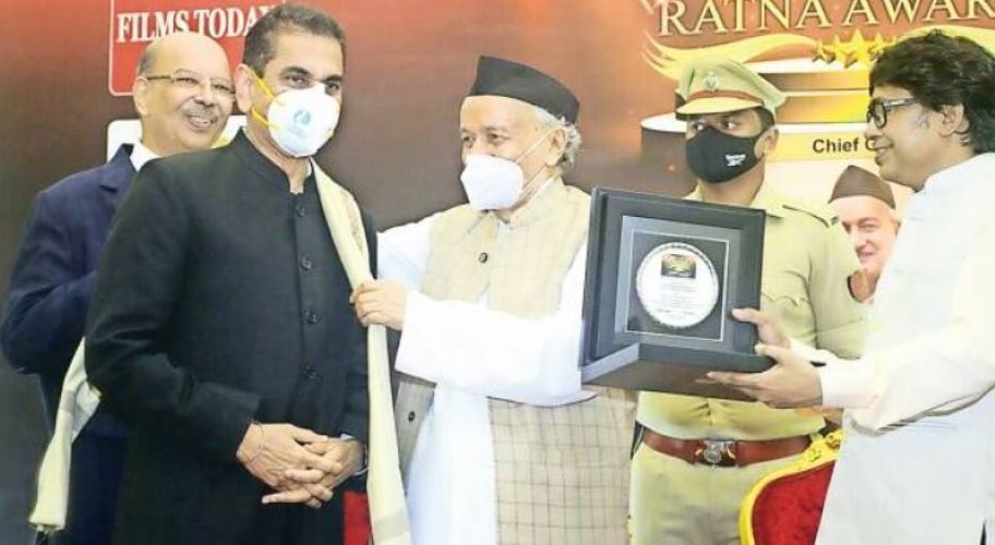 Governor Bhagat Singh Koshyari presenting the Mumbai Ratna award to Iqbal Singh Chahal