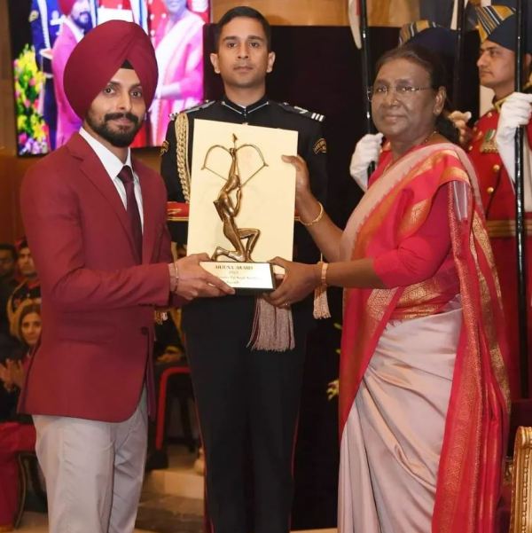 Harinder Pal Sandhu while receiving the Arjuna Award from Droupadi Murmu at Rashtrapati Bhavan, New Delhi