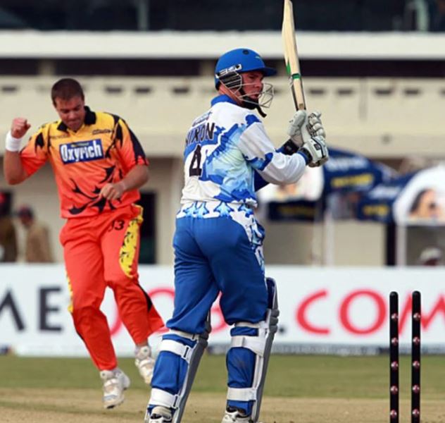 Heath Streak after bowling Paul Nixon in the final over in Ahmedabad Rockets v Delhi Giants in Hyderabad during ICL on 12 October 2008
