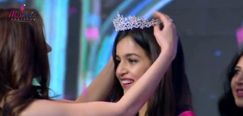 Hira Khan being crowned as Miss Veet Pakistan