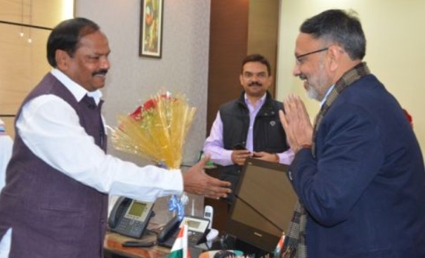 Jharkhand Chief Minister Raghubar Das congratulating Rajiv after he was appointed the chief secretary of Jharkhand