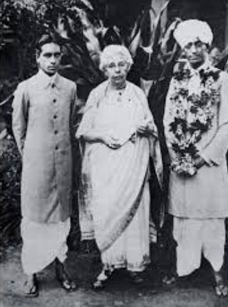 Jiddu Krishnamurti (right) and Nityananda (left) with Annie Besant (middle)