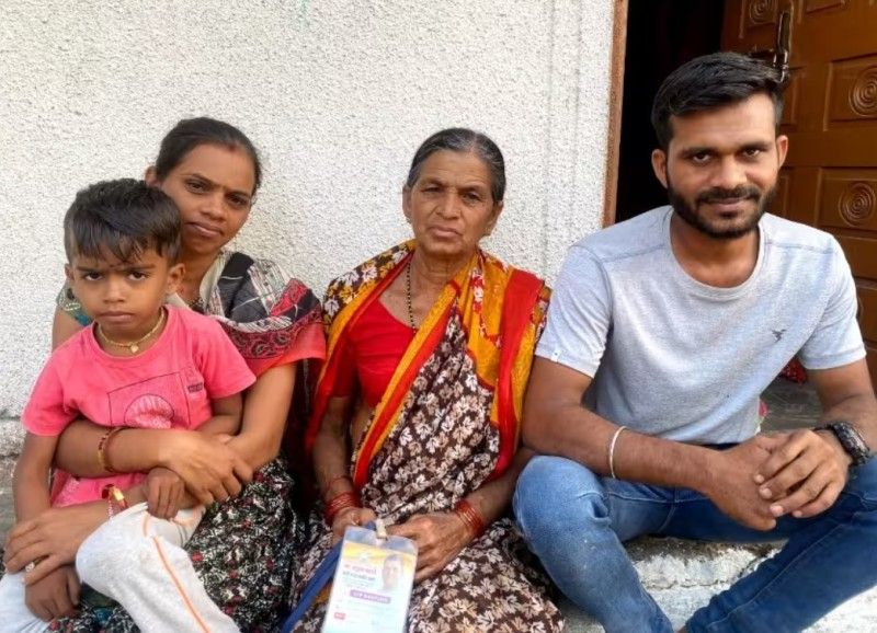 Kalavati Bandurkar with her daughter, Sonia Bandurkar (left), and son, Pritam Bandurkar (right)