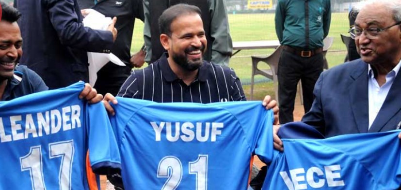 Leander Paes, Yusuf Pathan, and Dr Vece Paes while holding their cricket jerseys