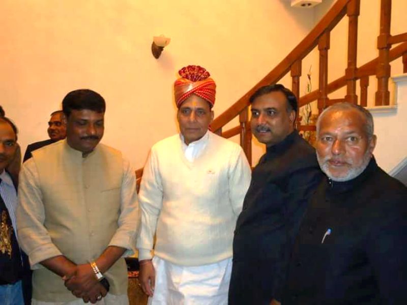 Mahesh Baghel (extreme right) with BJP leader, Rajnath Singh (in white, wearing turban)
