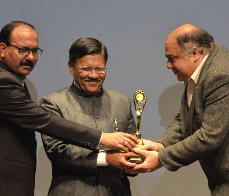 Manoj Bakshi receiving an award