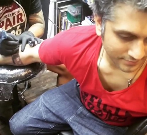 Mohit Suri getting his tattoo inked