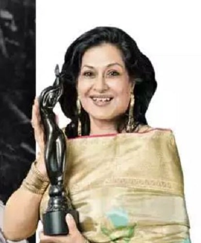 Moushumi Chatterjee with her Filmfare award
