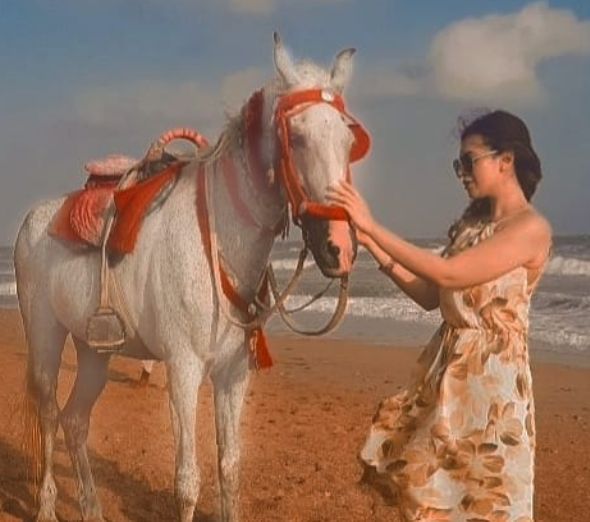 Neha Khan with a horse