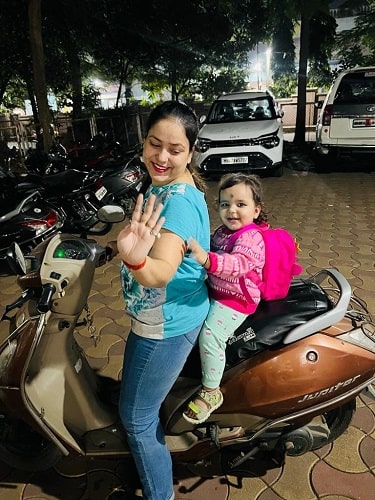 Nisha Pandey and her daughter