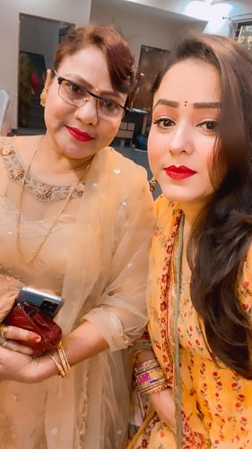 Nisha Pandey and her mother