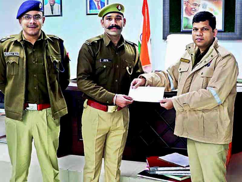 Prabhakar Chaudhary felicitating a policeman while serving as SP Bulandshahr