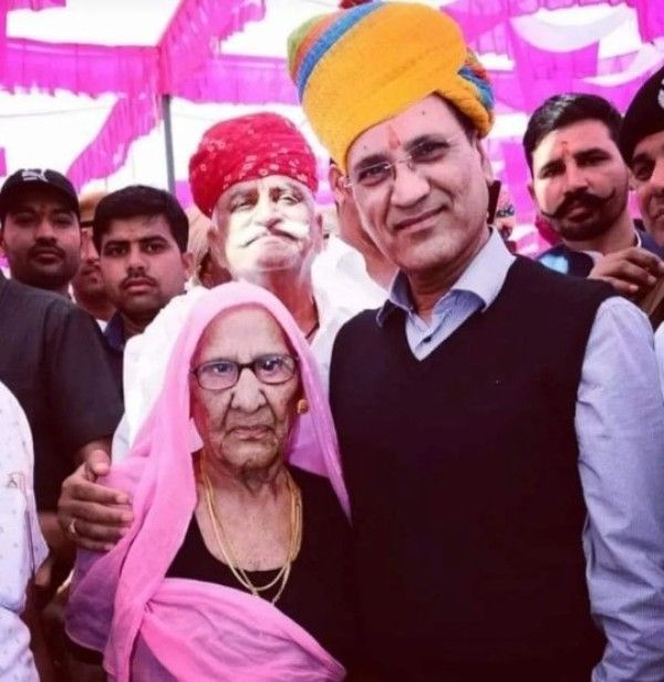 Rameshwar Dudi with his mother