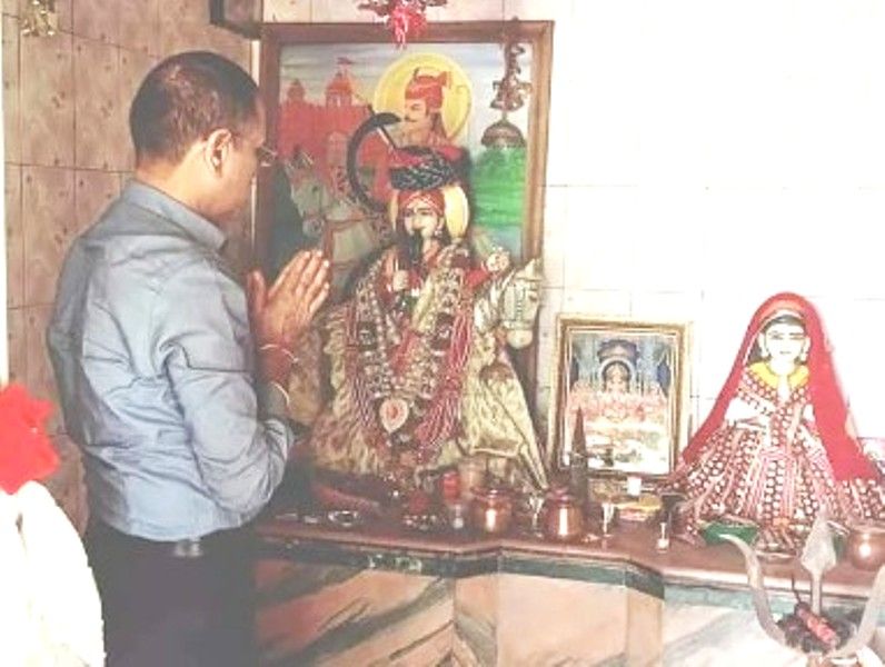 Rameshwar Dudi worshipping Tejaji Maharaj