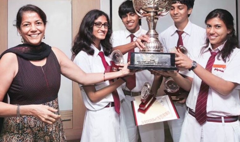 Rekha Purie posing at the Vasant Valley School while honouring a winning team