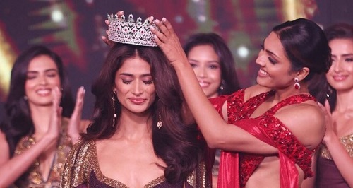 Shweta Sharda being crowned as the Miss Diva Universe 2023