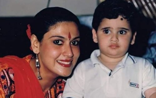 Siddhant Issar's childhood picture with his mother