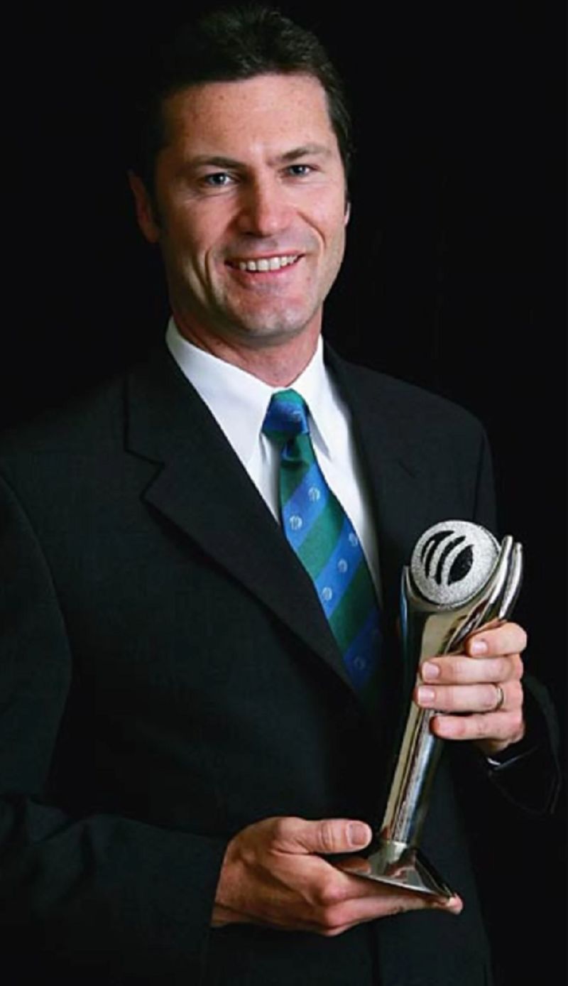 Simon Taufel holding 'ICC Umpire of the Year award'